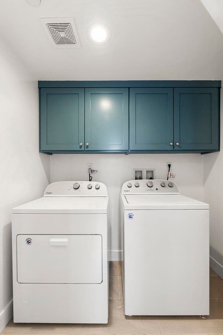 LOS ANGELES Apartment: 2414 S WEST VIEW ST