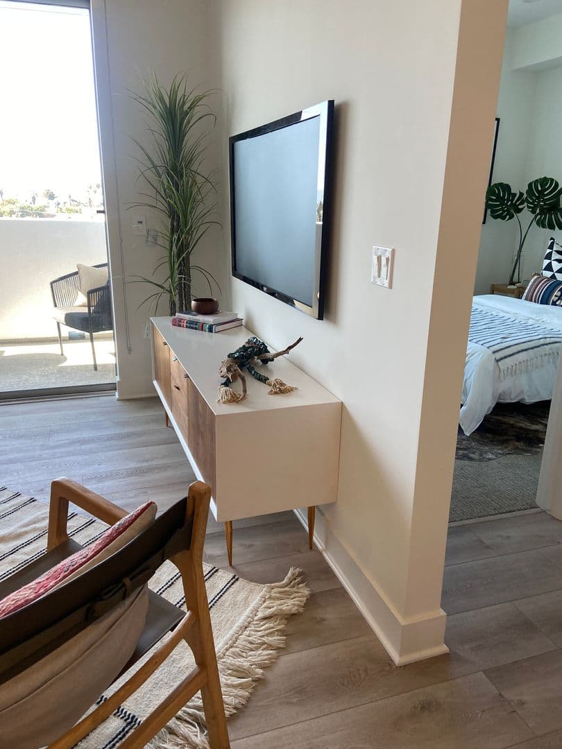 LOS ANGELES Apartment: 139 S. OCCIDENTAL BLVD