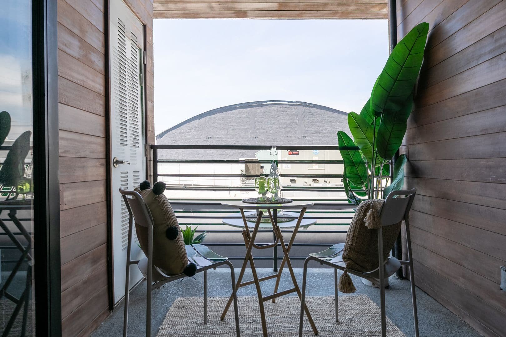 LOS ANGELES Apartment: 753 LILLIAN WAY