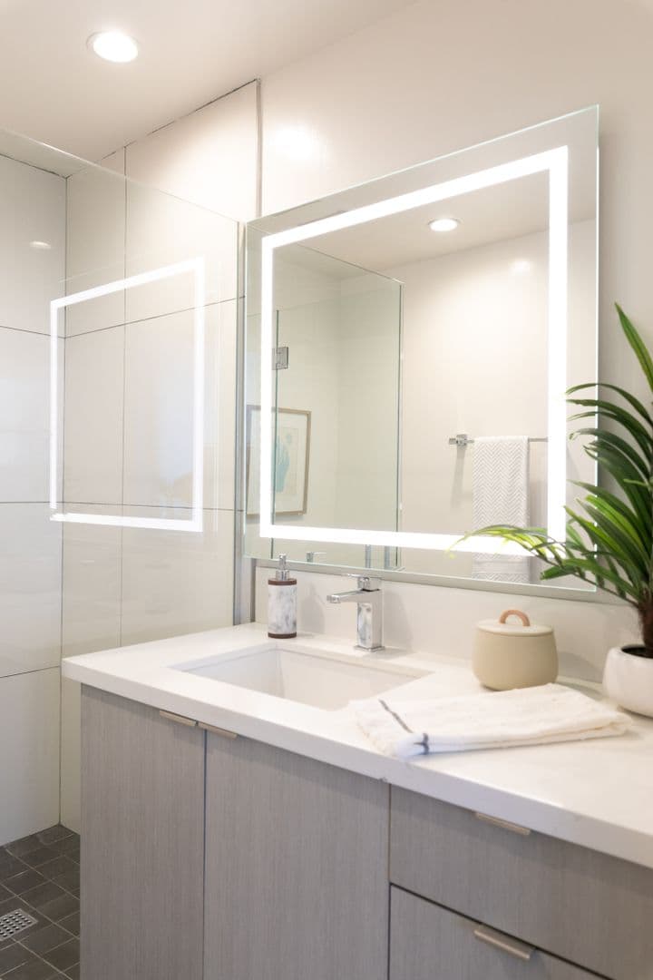 LOS ANGELES Apartment: 753 LILLIAN WAY