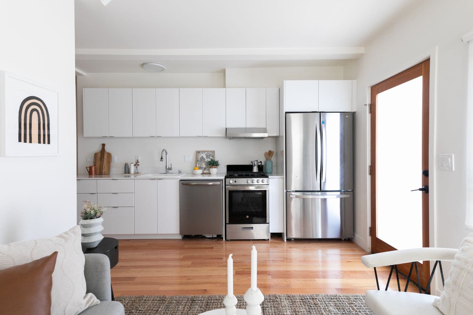 LOS ANGELES Apartment: 121 N BERENDO ST