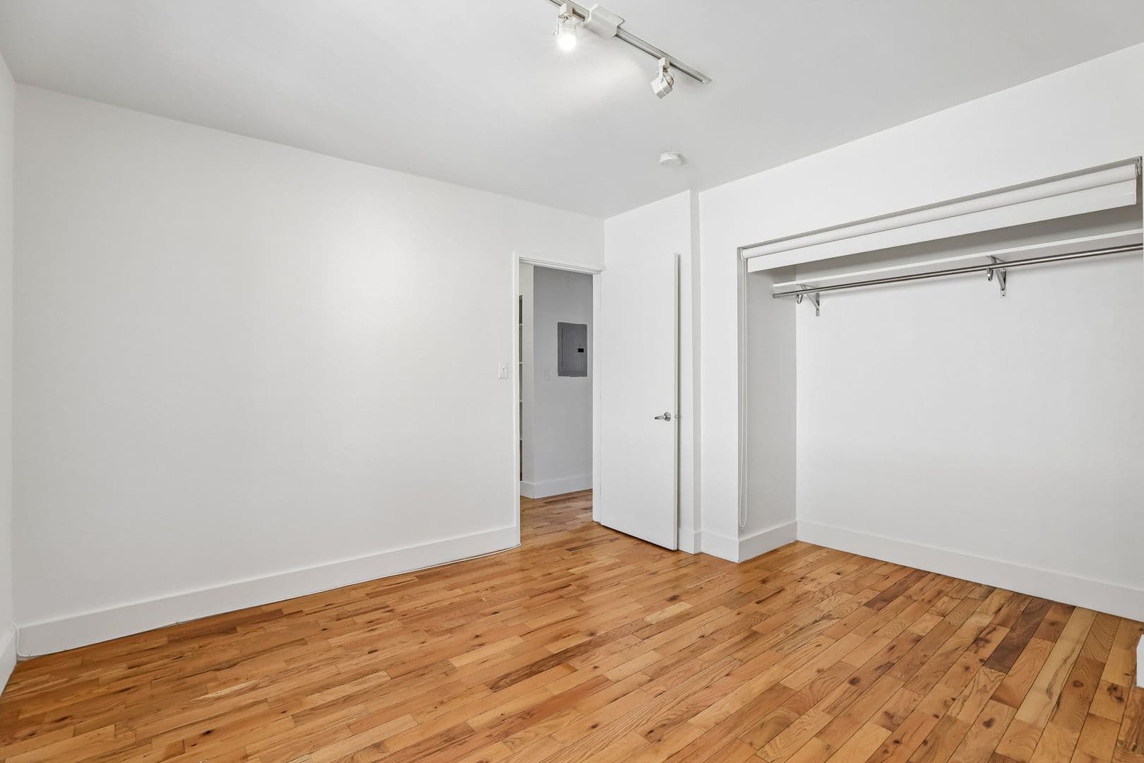 LOS ANGELES Apartment: 832 N. BEAUDRY AVE.