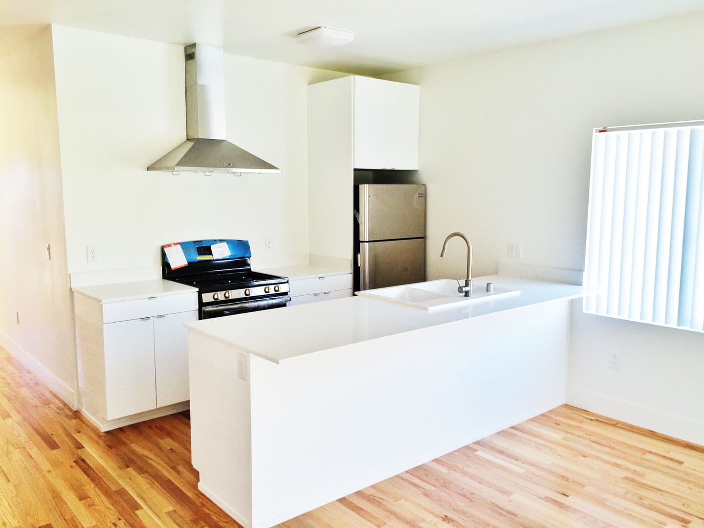 LOS ANGELES Apartment: 865 N. HOOVER ST.