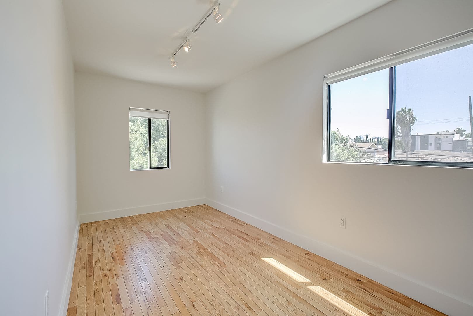 LOS ANGELES Apartment: 306 N. BONNIE BRAE ST.