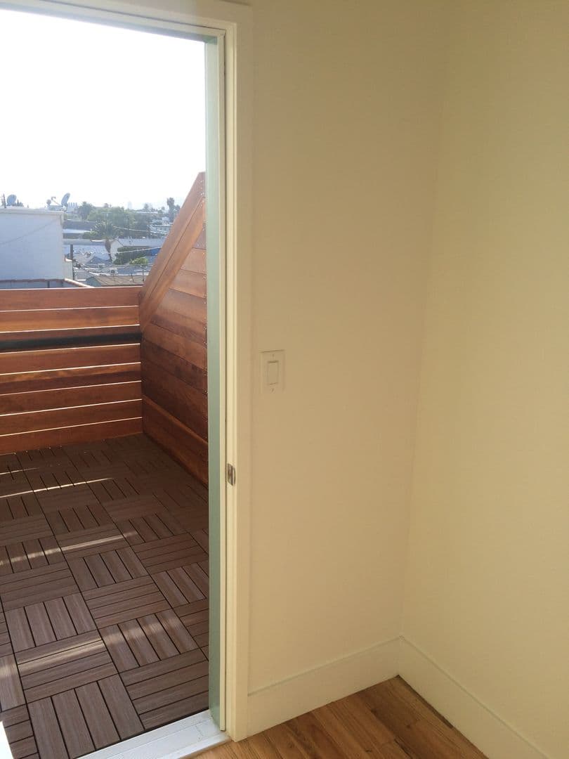 LOS ANGELES Apartment: 865 N. HOOVER ST.