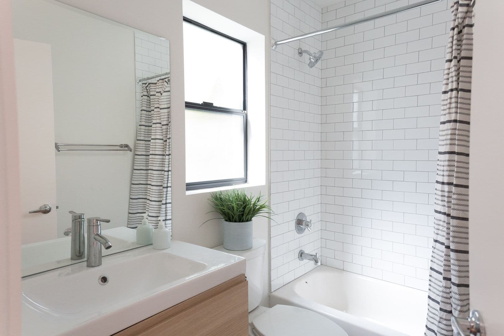 LOS ANGELES Apartment: 251 ROSEMONT AVE