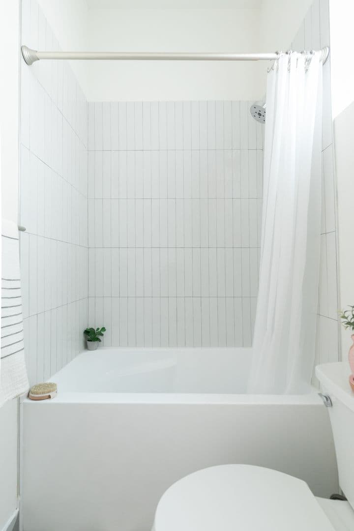 LOS ANGELES Apartment: 121 N BERENDO ST