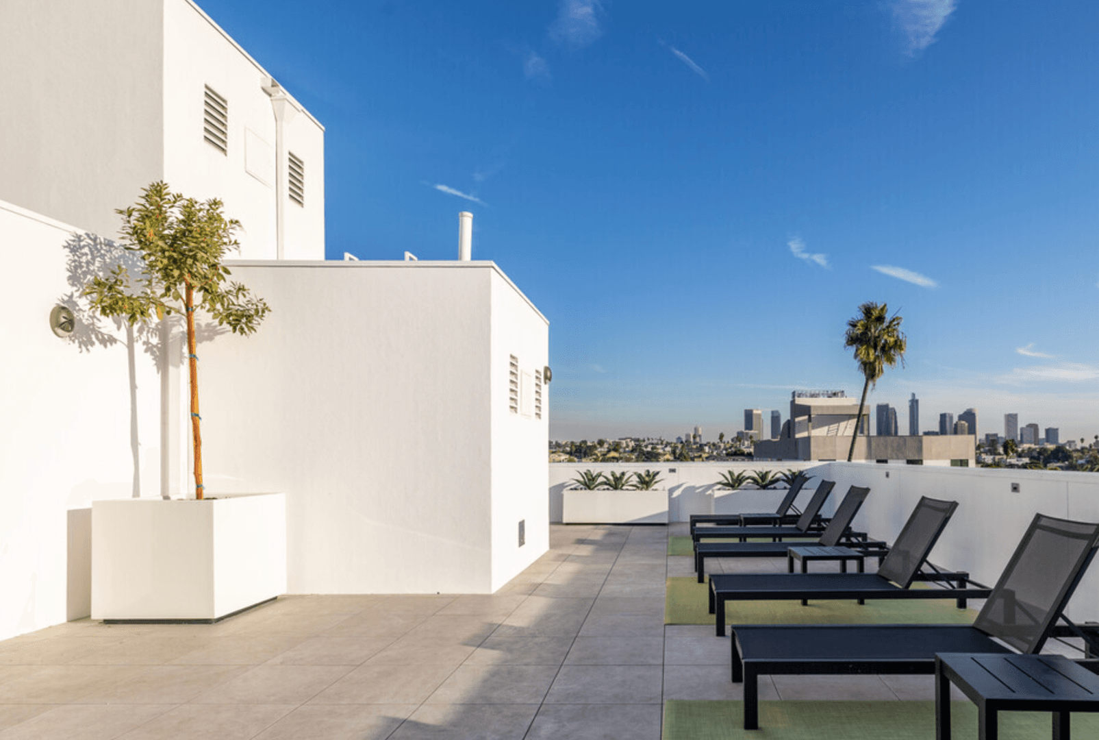 LOS ANGELES Apartment: 139 S. OCCIDENTAL BLVD