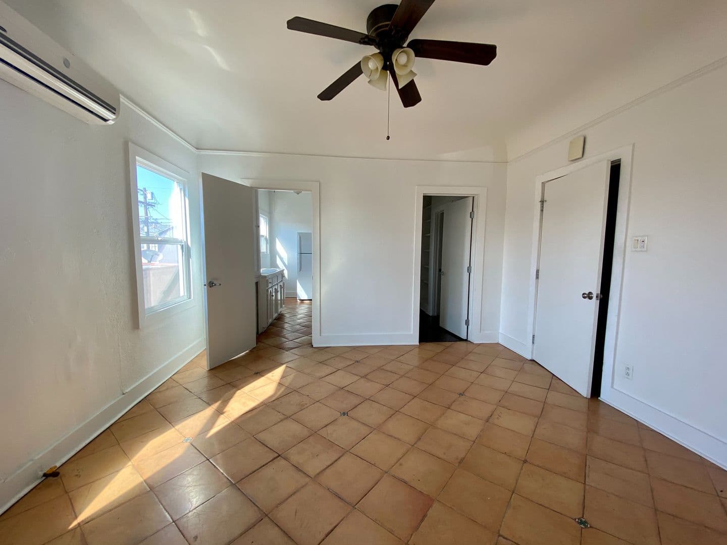 LOS ANGELES Apartment: 4605 PICKFORD ST.