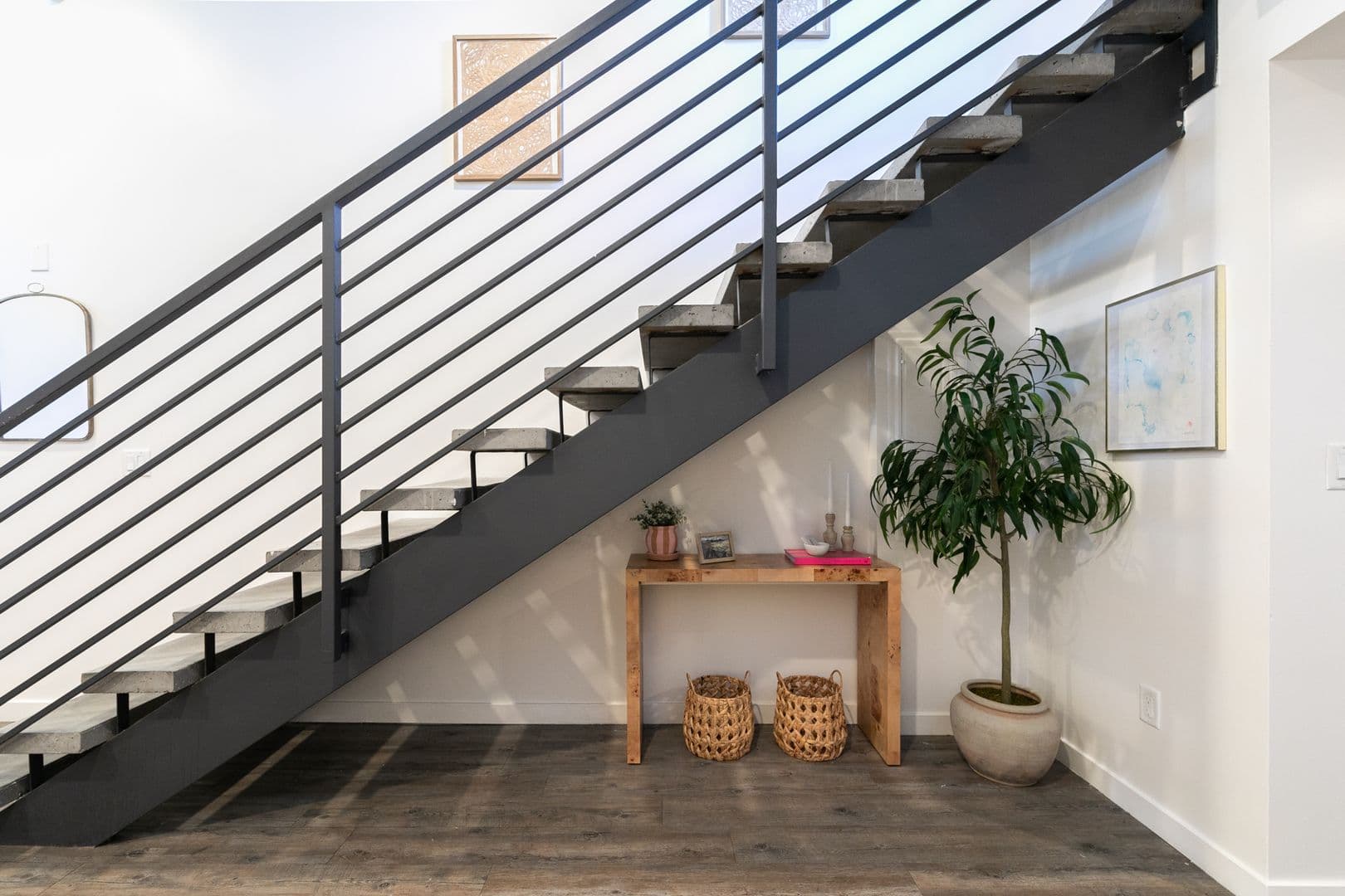 LOS ANGELES Apartment: 753 LILLIAN WAY