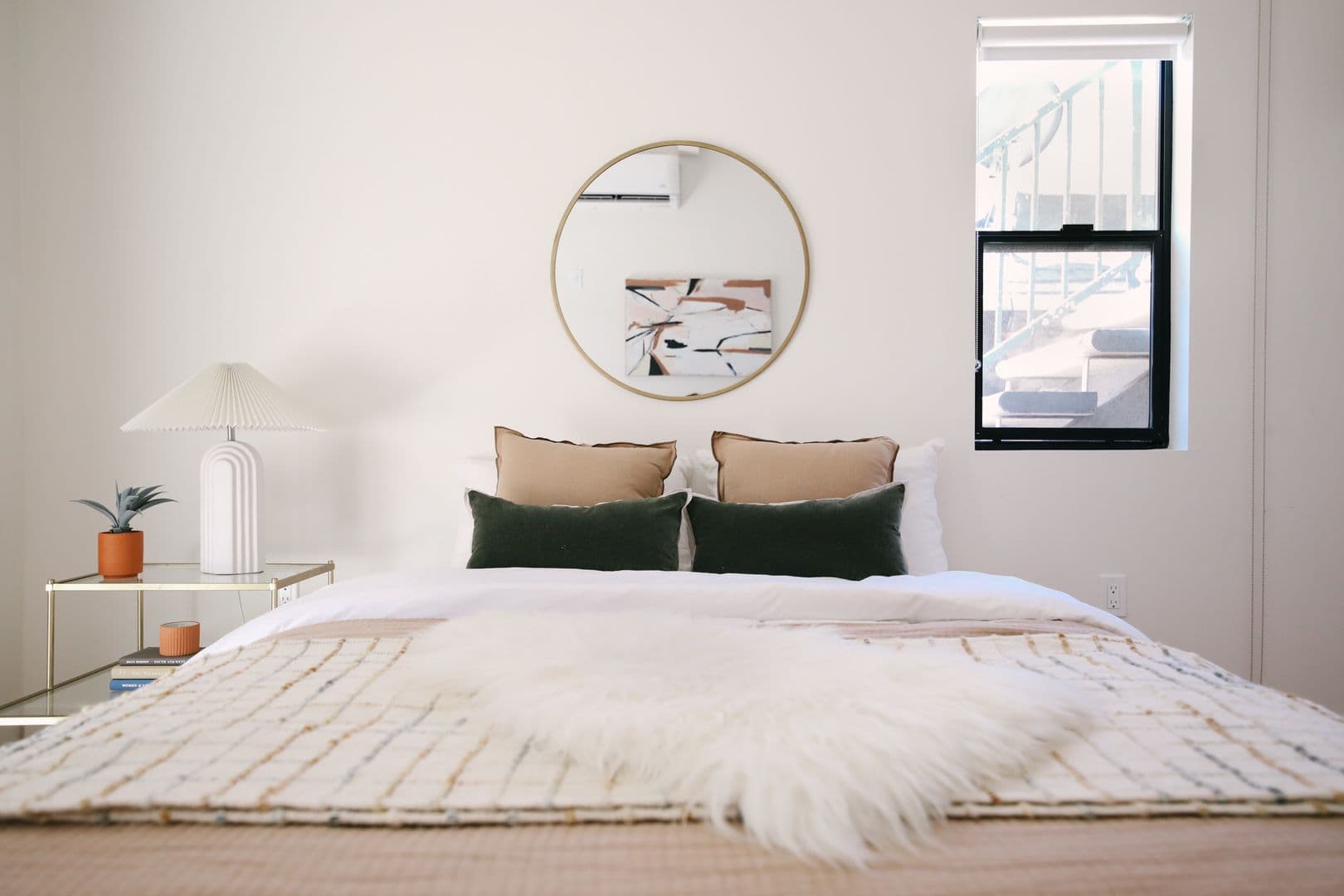 LOS ANGELES Apartment: 1033 N CORONADO ST.