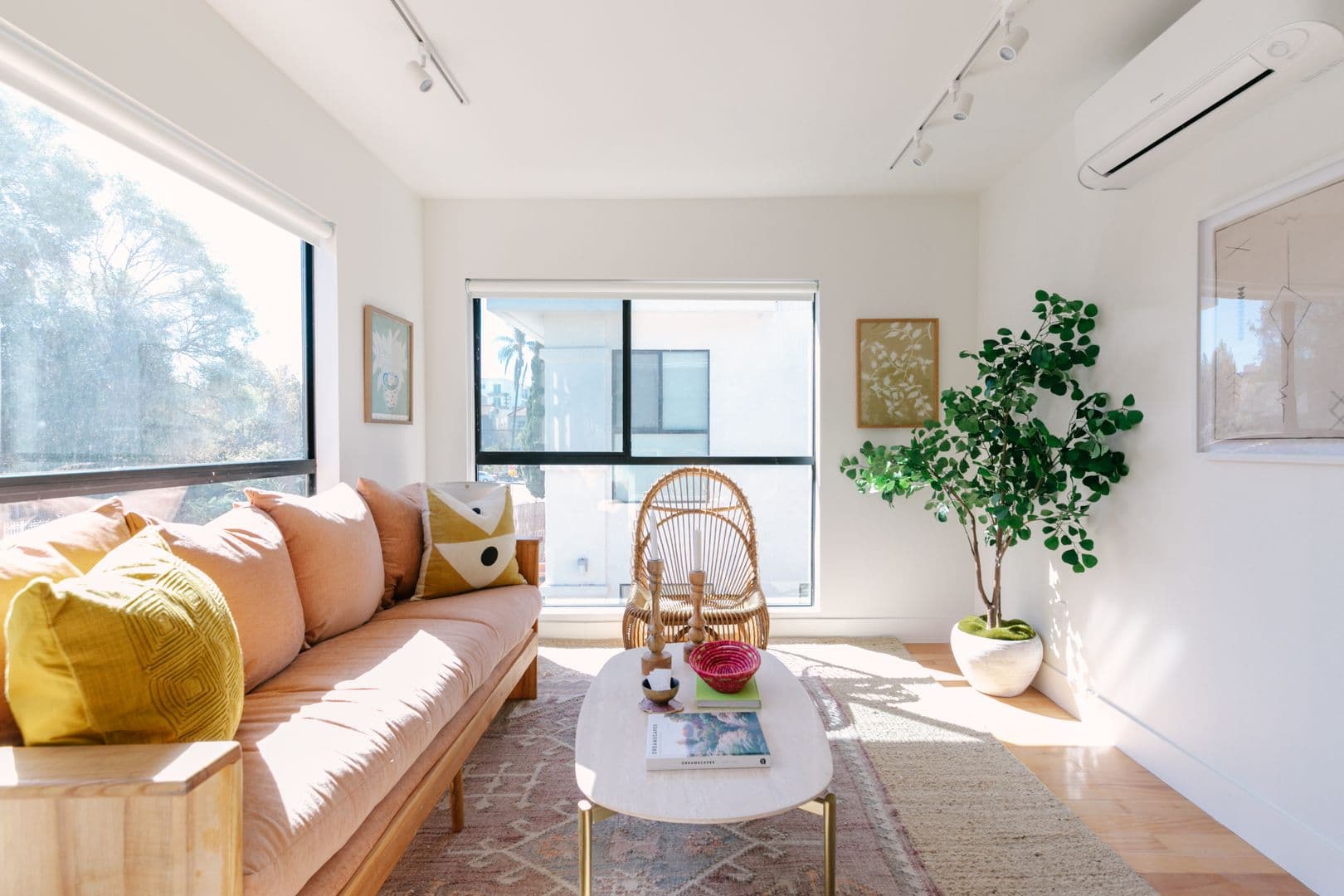 LOS ANGELES Apartment: 513 N HELIOTROPE DR