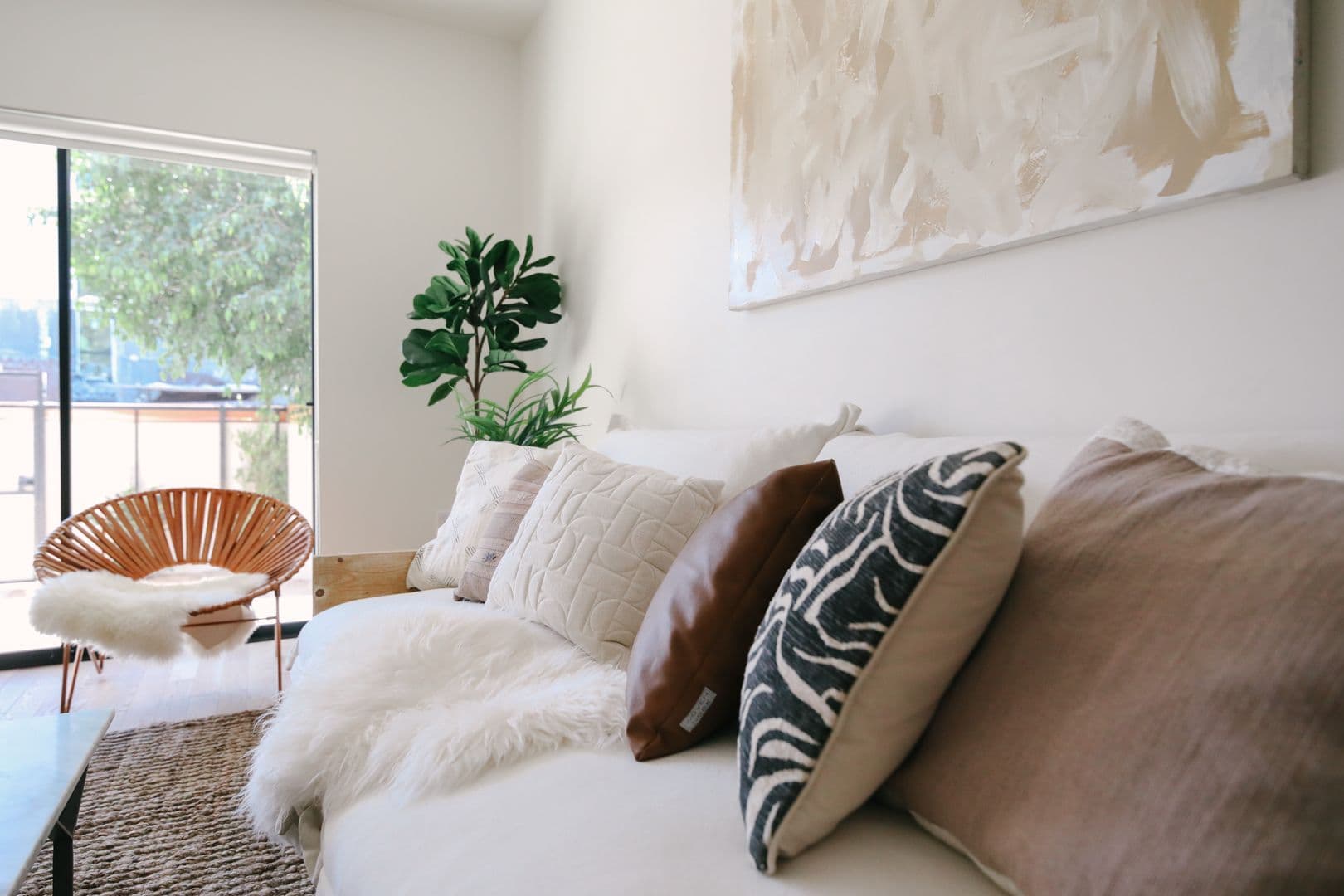 LOS ANGELES Apartment: 1033 N CORONADO ST.