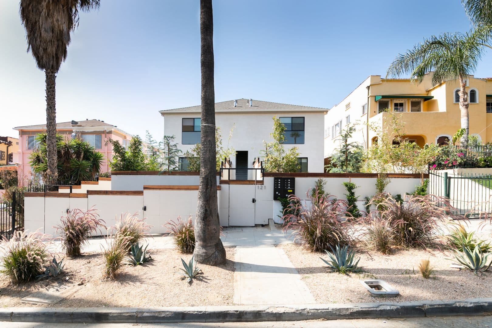 LOS ANGELES Apartment: 121 N BERENDO ST