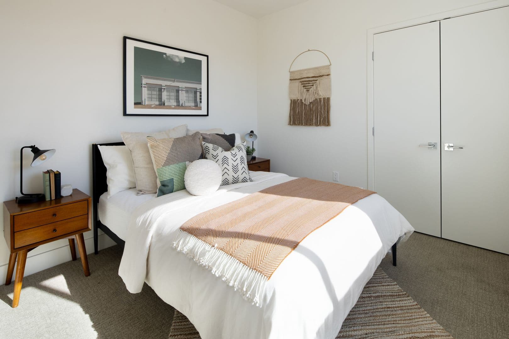 LOS ANGELES Apartment: 139 S. OCCIDENTAL BLVD
