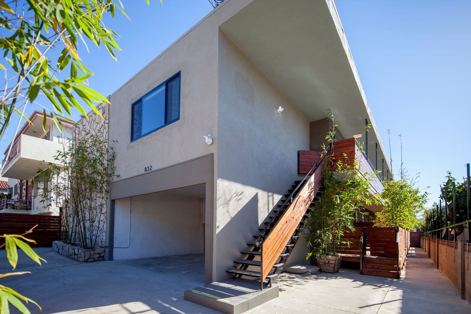 LOS ANGELES Apartment: 832 N. BEAUDRY AVE.