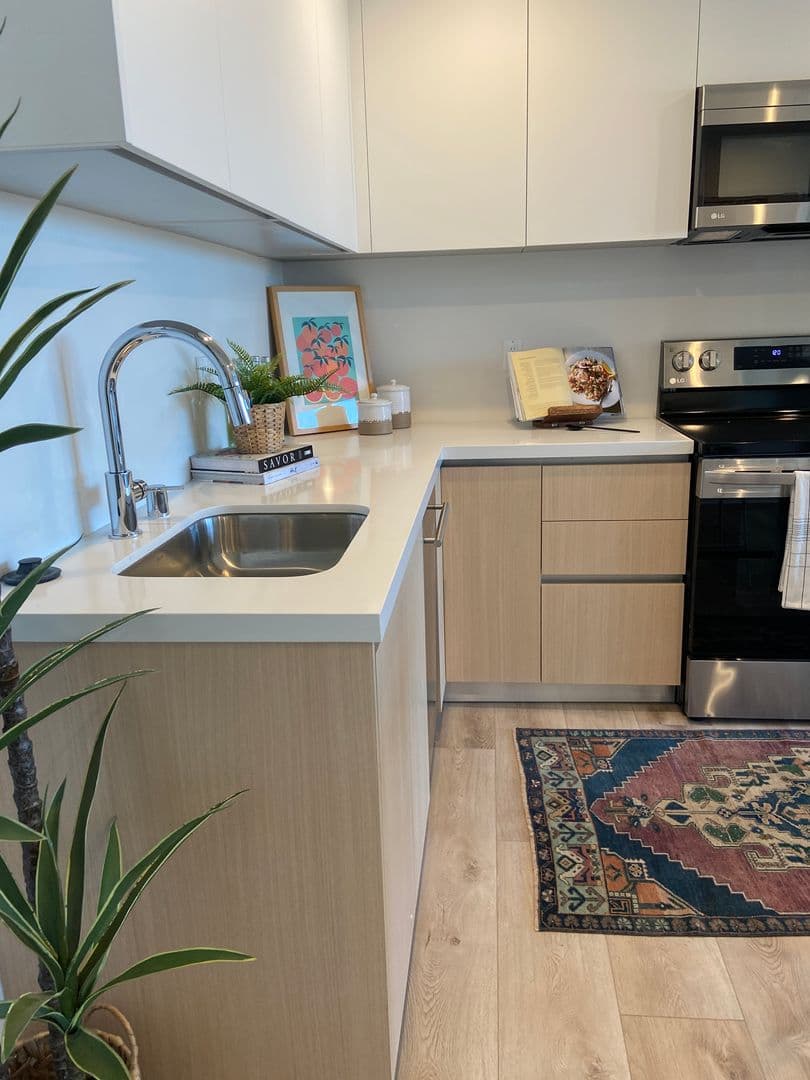 LOS ANGELES Apartment: 139 S. OCCIDENTAL BLVD
