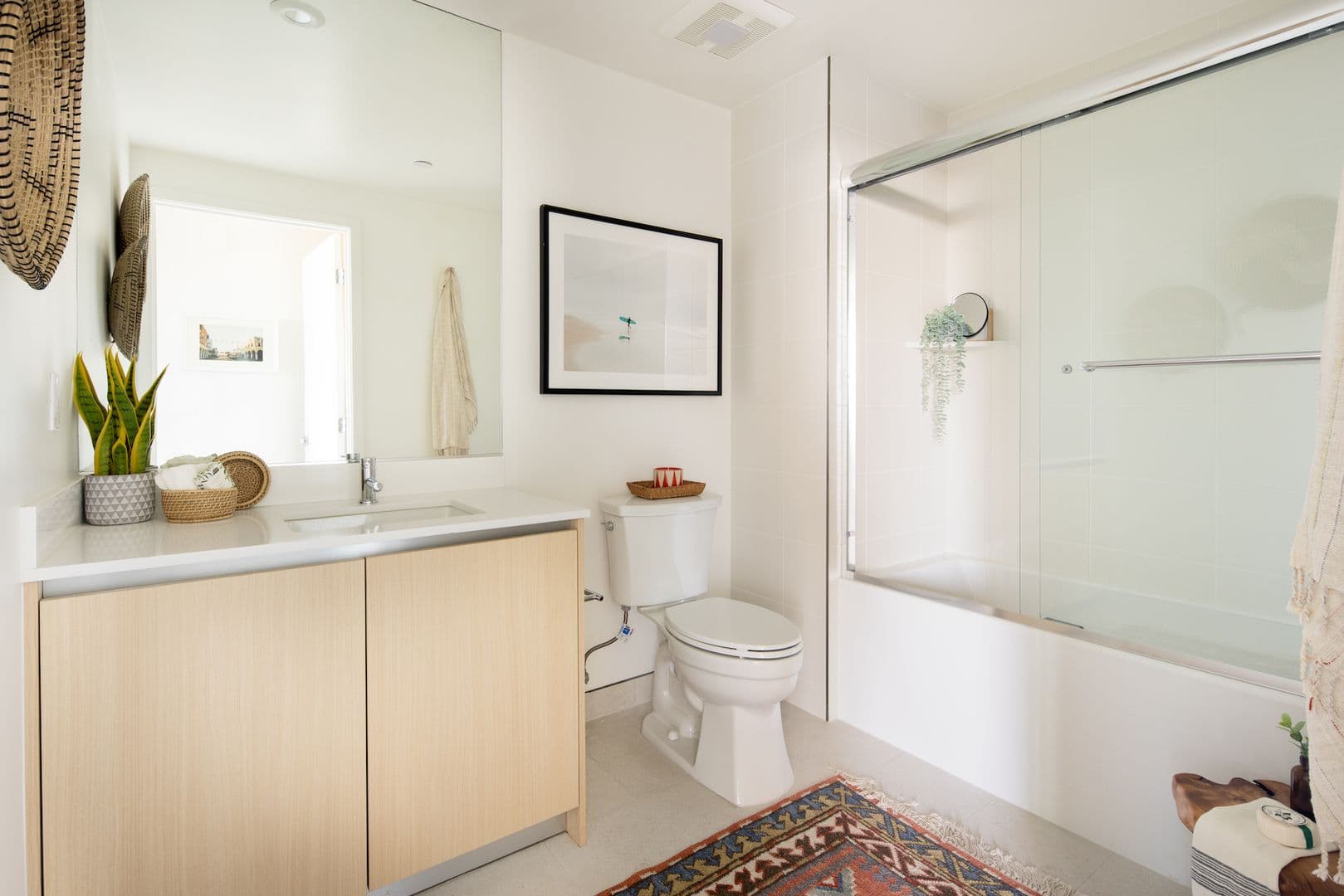 LOS ANGELES Apartment: 139 S. OCCIDENTAL BLVD