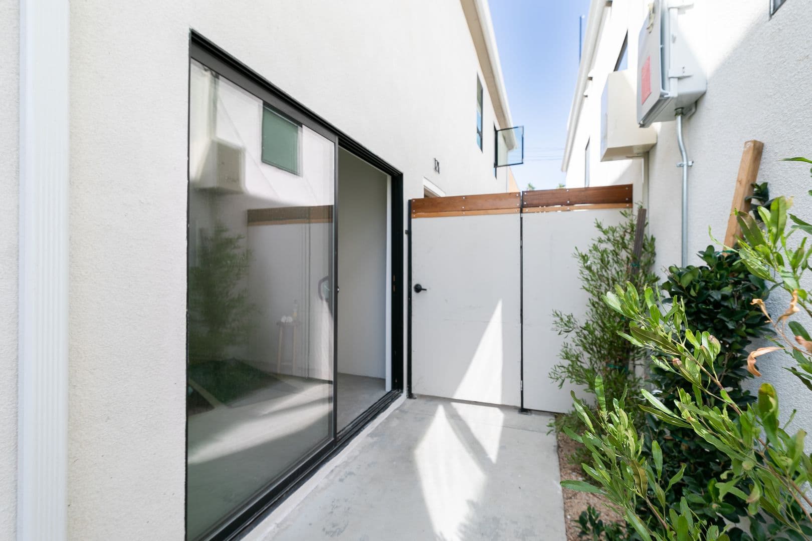 LOS ANGELES Apartment: 121 N BERENDO ST