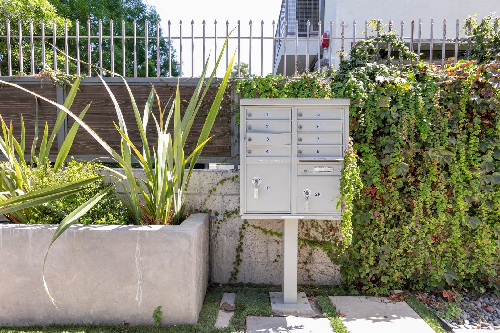 LOS ANGELES Apartment: 753 LILLIAN WAY