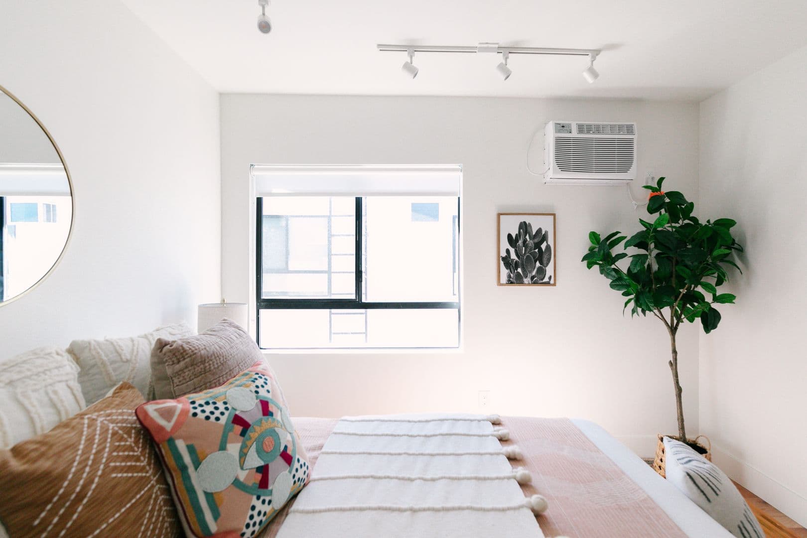 LOS ANGELES Apartment: 513 N HELIOTROPE DR