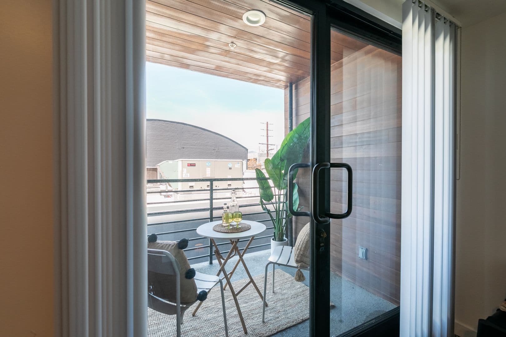 LOS ANGELES Apartment: 753 LILLIAN WAY
