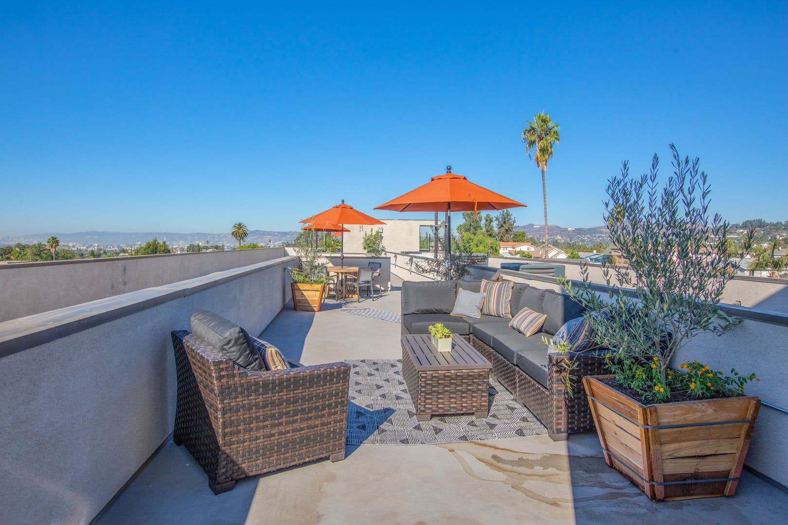 LOS ANGELES Apartment: 1141 MOHAWK STREET