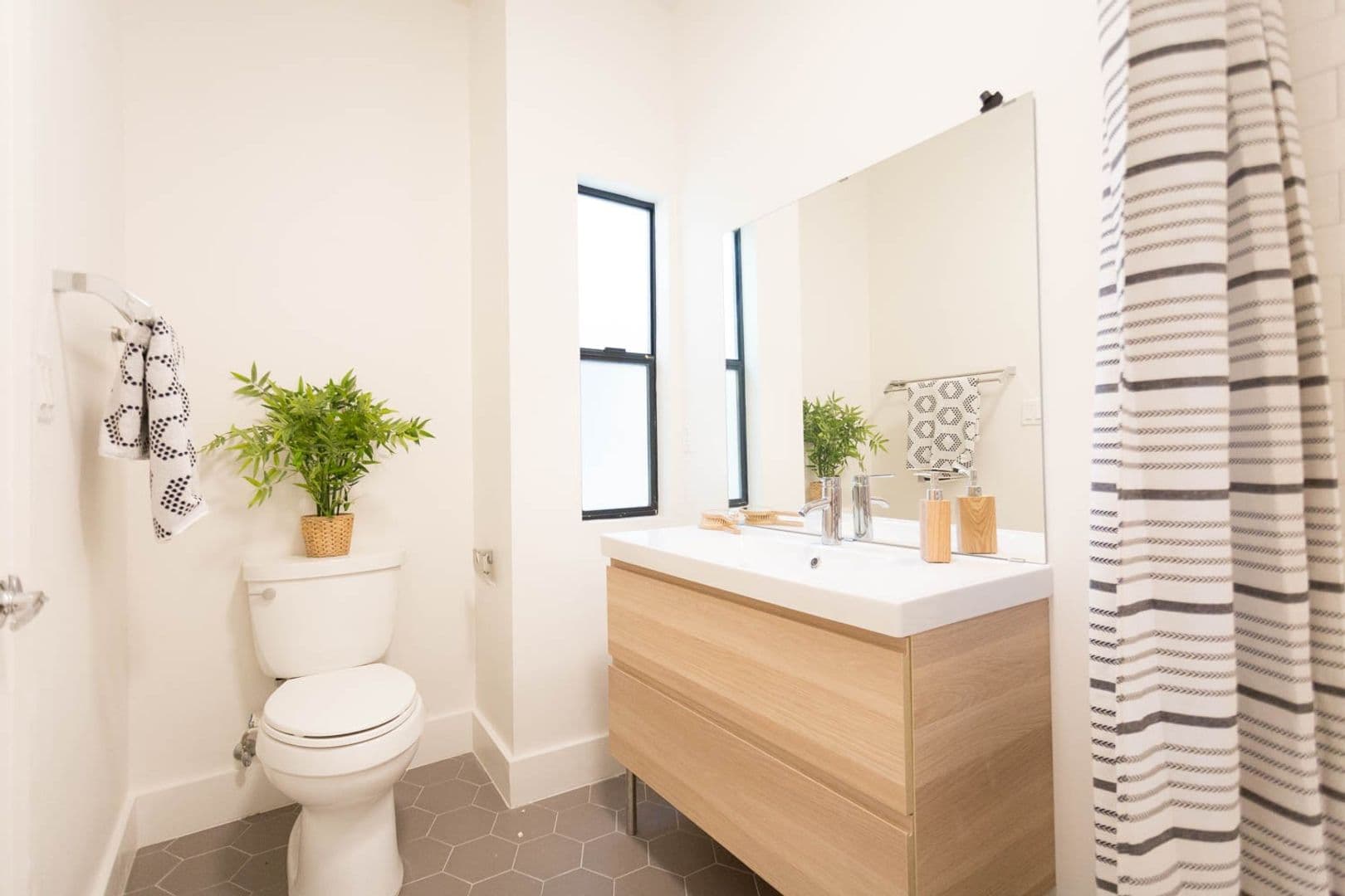LOS ANGELES Apartment: 517 N. MADISON AVE