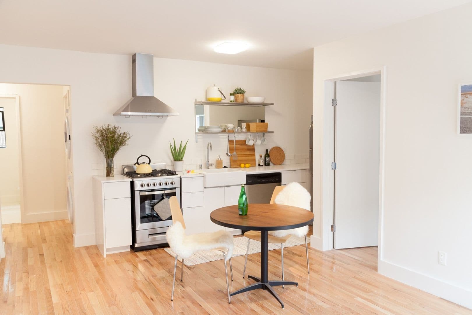 LOS ANGELES Apartment: 832 N. BEAUDRY AVE.