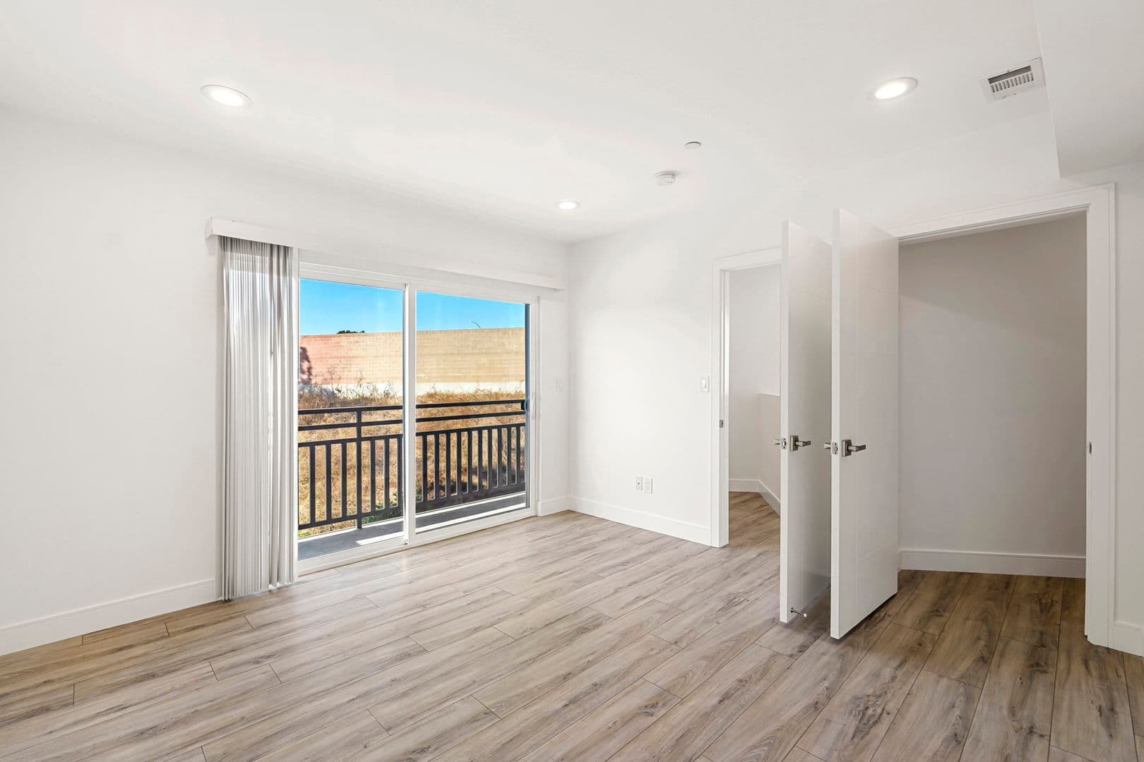LOS ANGELES Apartment: 2414 S WEST VIEW ST