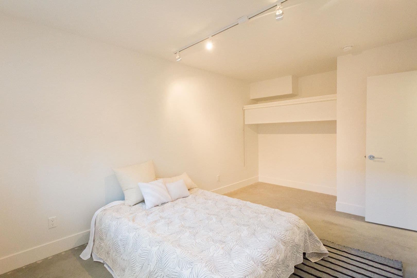 LOS ANGELES Apartment: 2703 BELLEVUE AVE.