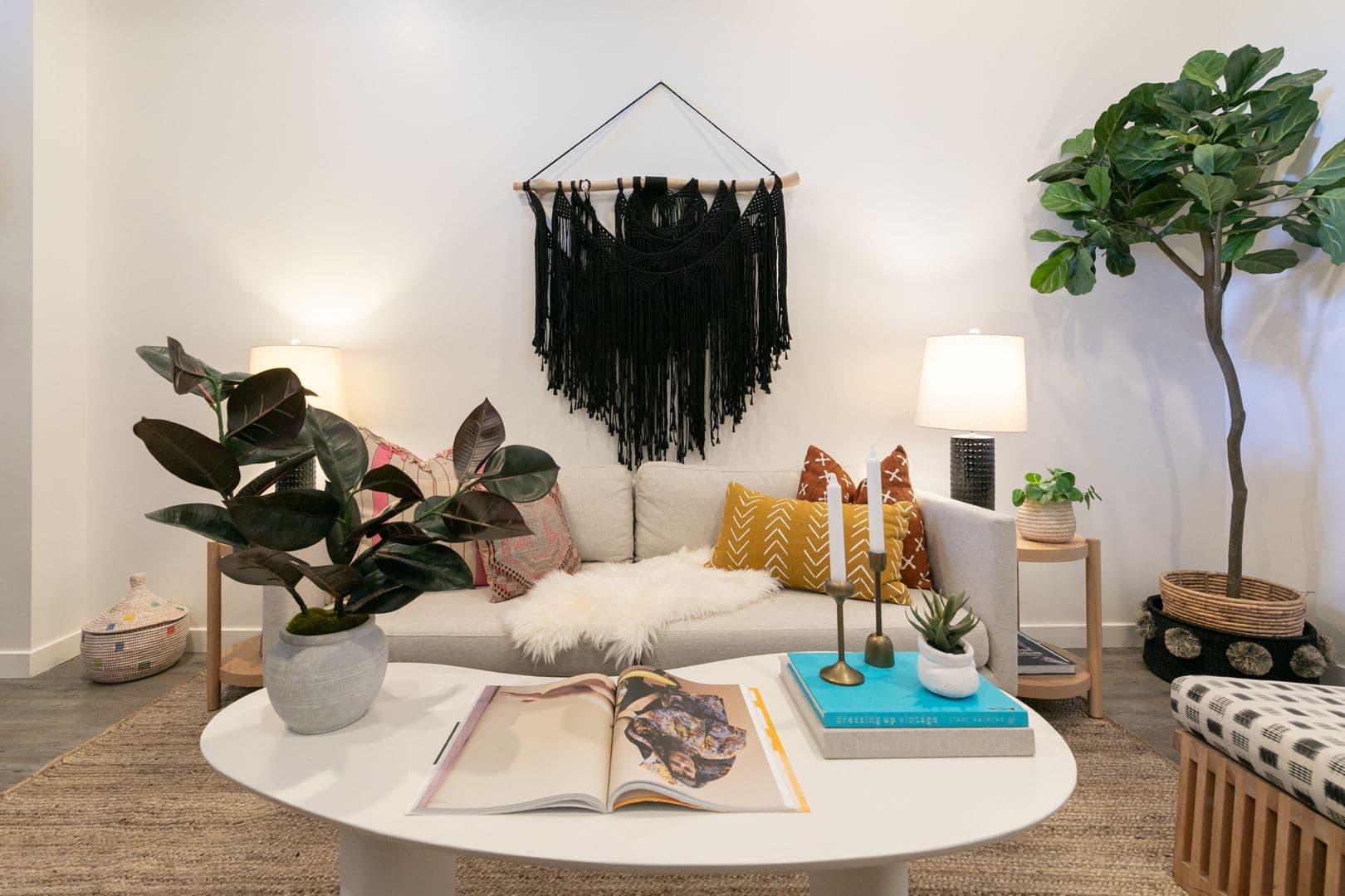 LOS ANGELES Apartment: 753 LILLIAN WAY