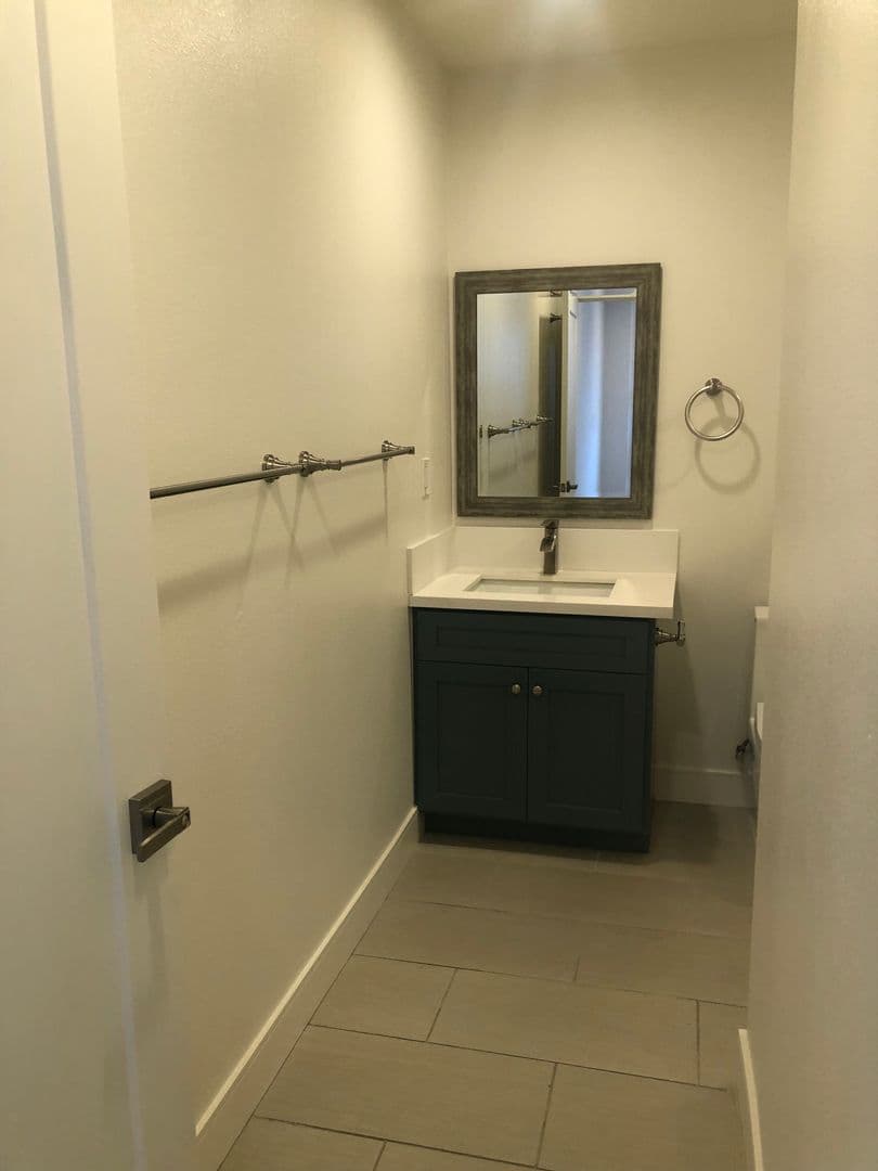 LOS ANGELES Apartment: 2414 S WEST VIEW ST