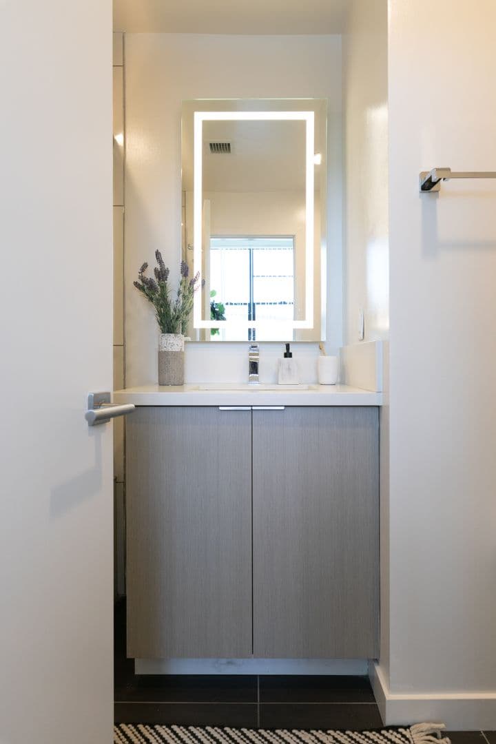 LOS ANGELES Apartment: 753 LILLIAN WAY