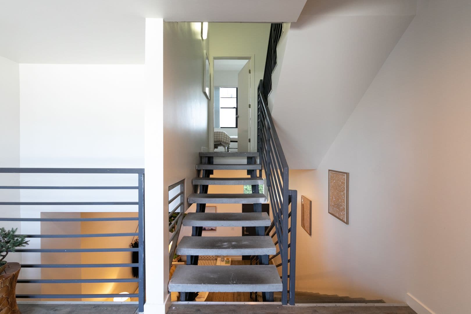 LOS ANGELES Apartment: 753 LILLIAN WAY
