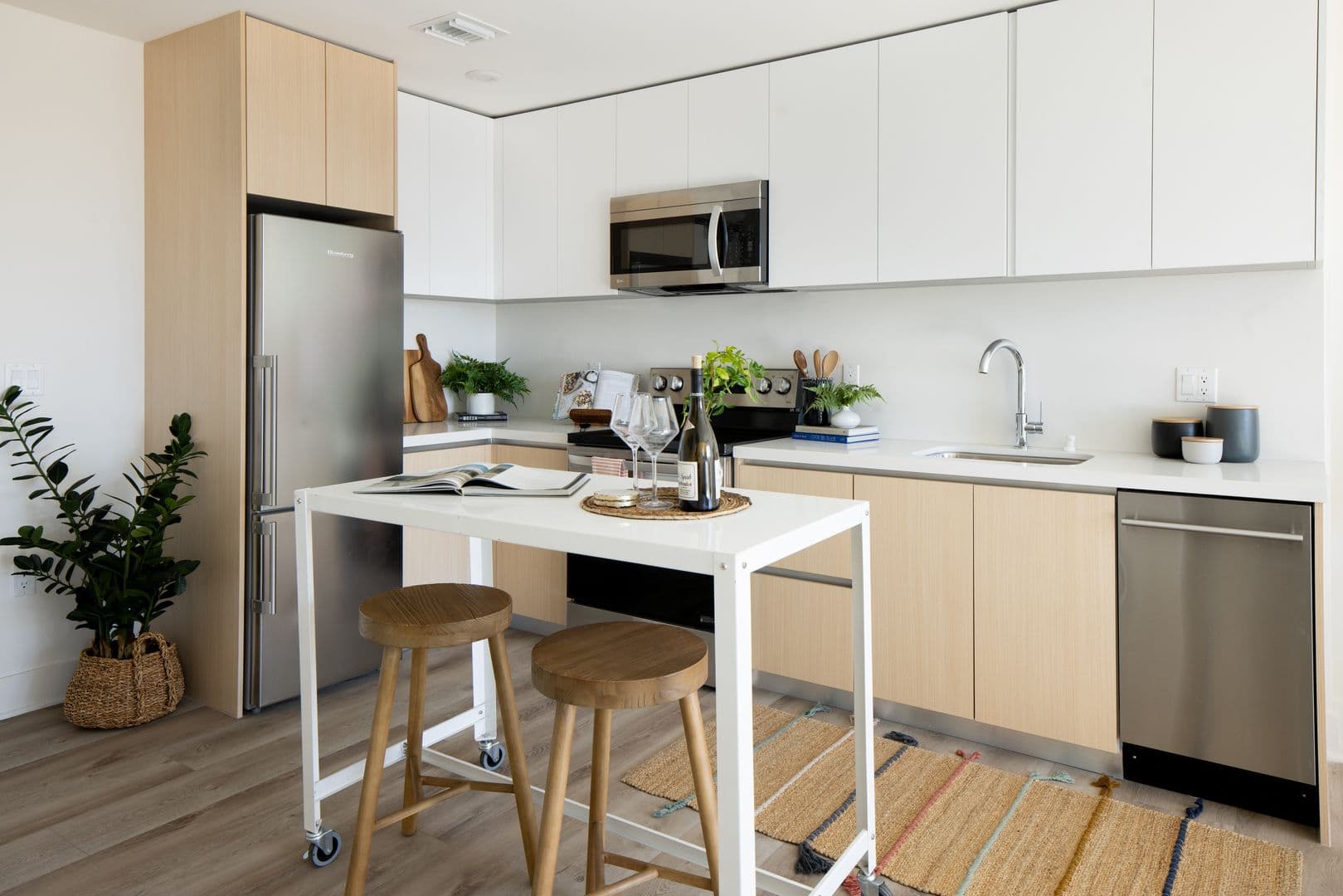 LOS ANGELES Apartment: 139 S. OCCIDENTAL BLVD