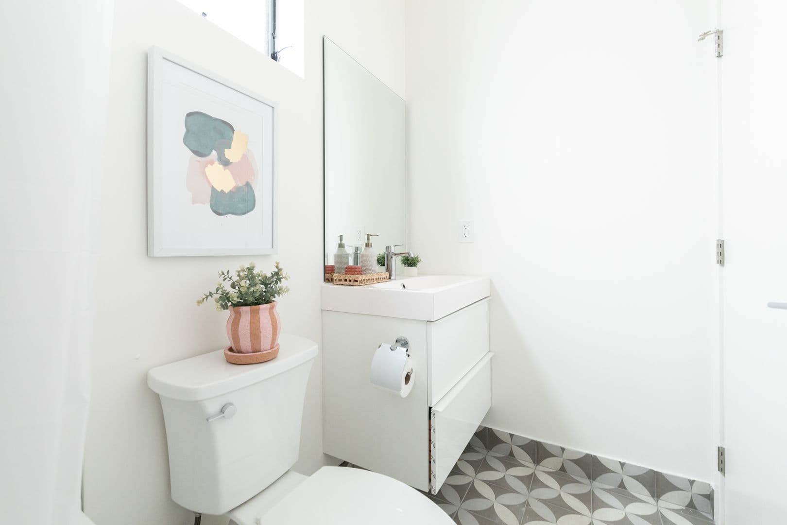 LOS ANGELES Apartment: 121 N BERENDO ST