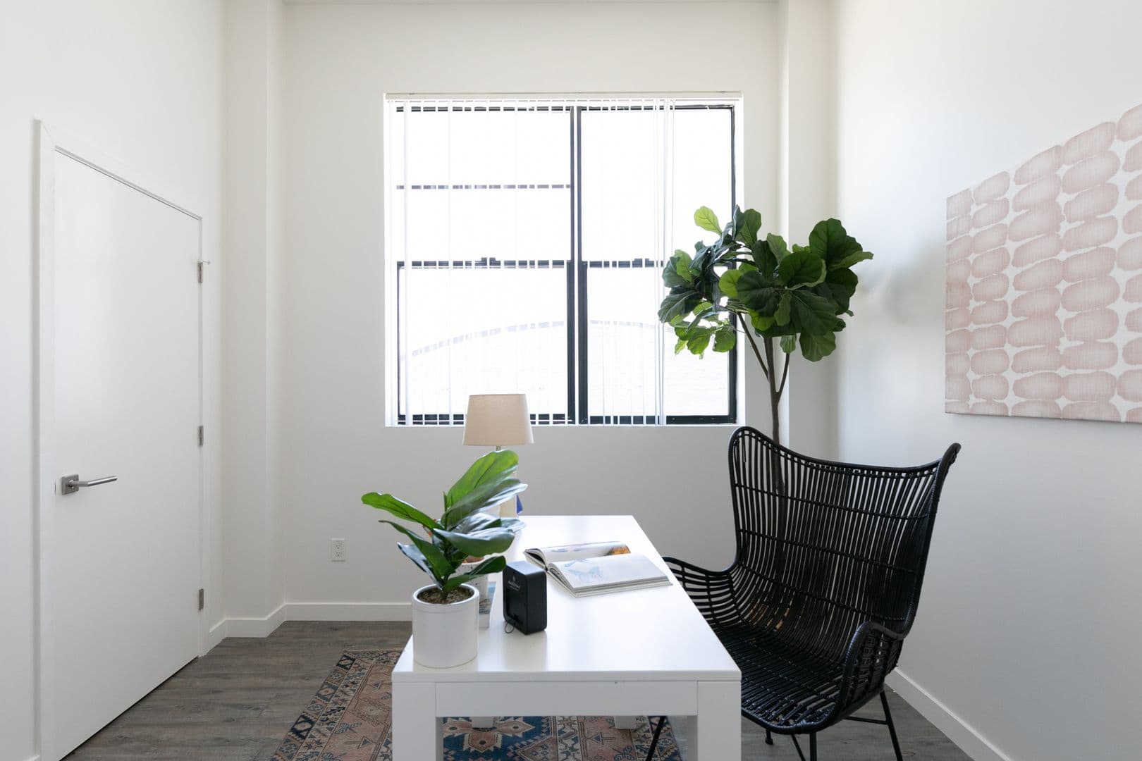 LOS ANGELES Apartment: 753 LILLIAN WAY