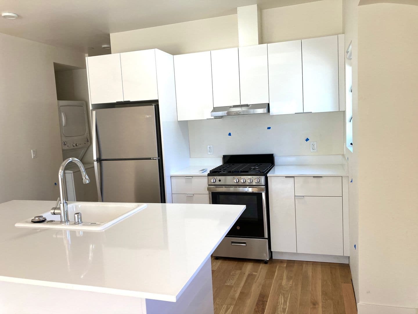 LOS ANGELES Apartment: 1033 N CORONADO ST.