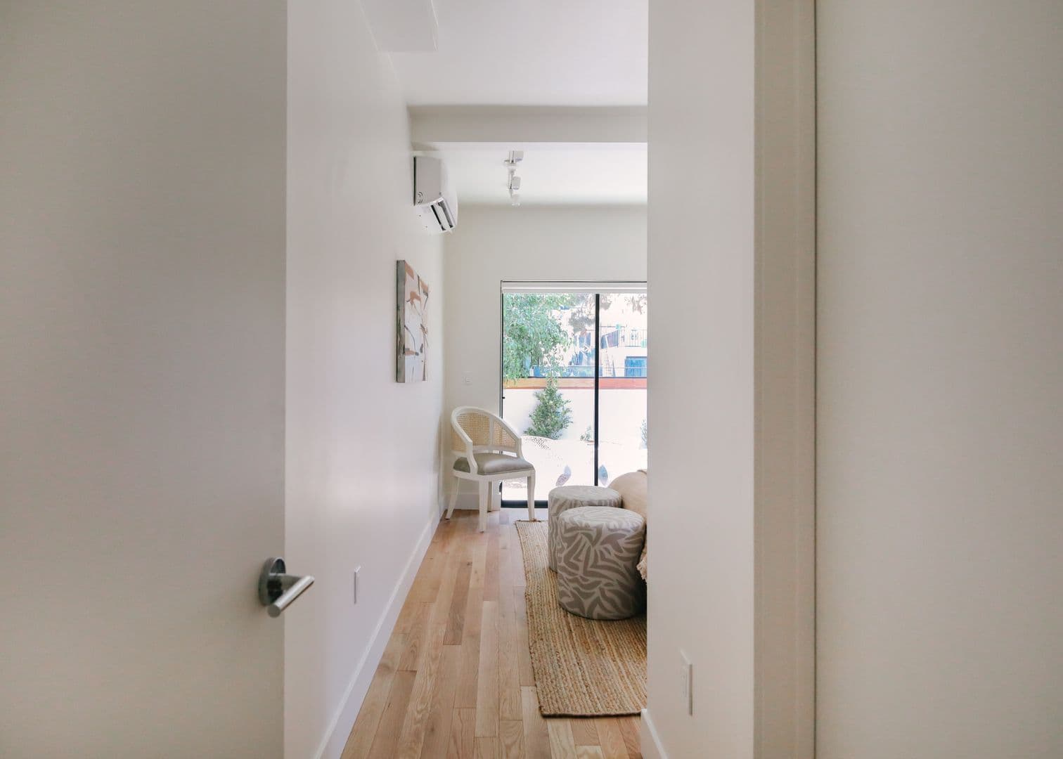 LOS ANGELES Apartment: 1033 N CORONADO ST.