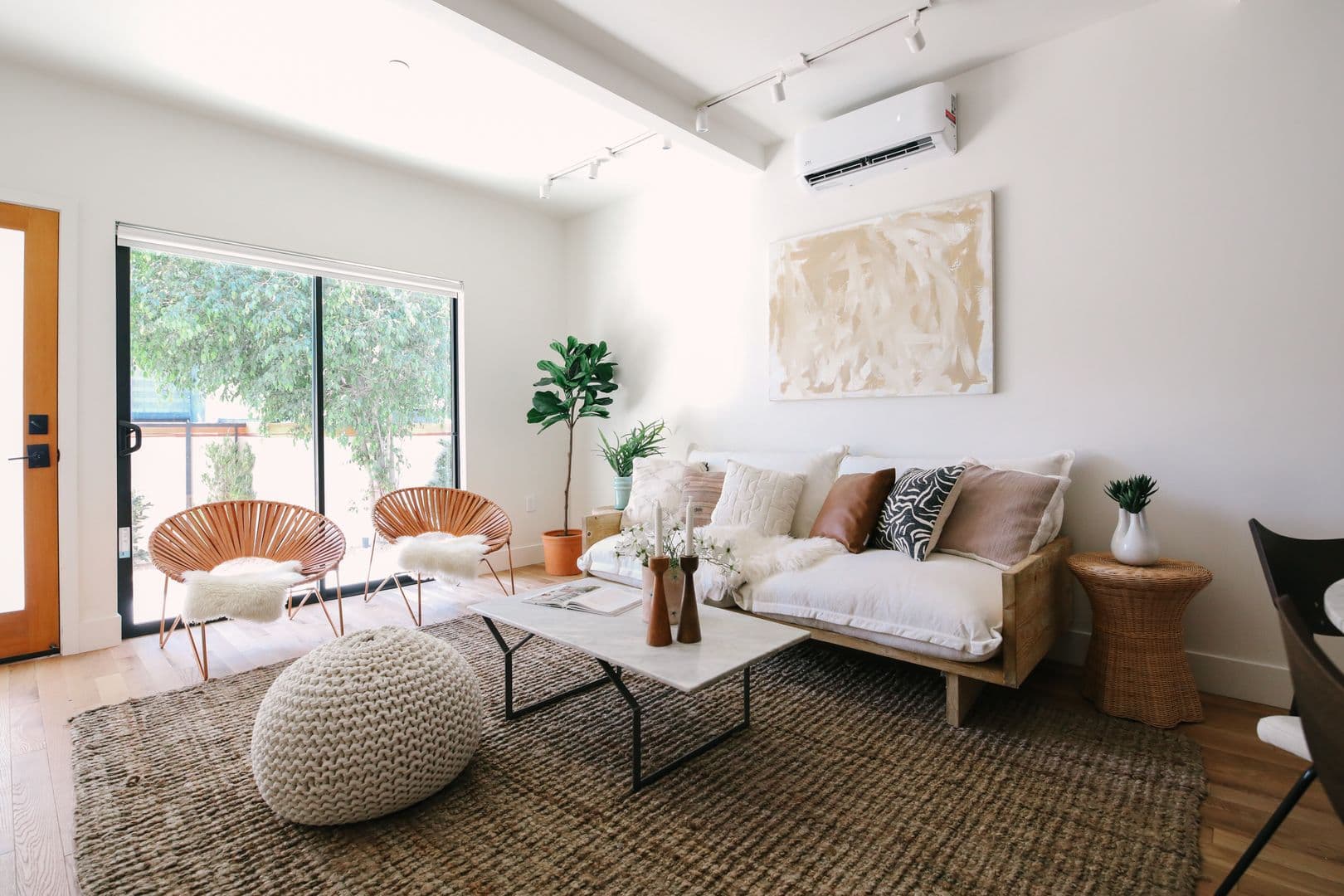 LOS ANGELES Apartment: 1033 N CORONADO ST.