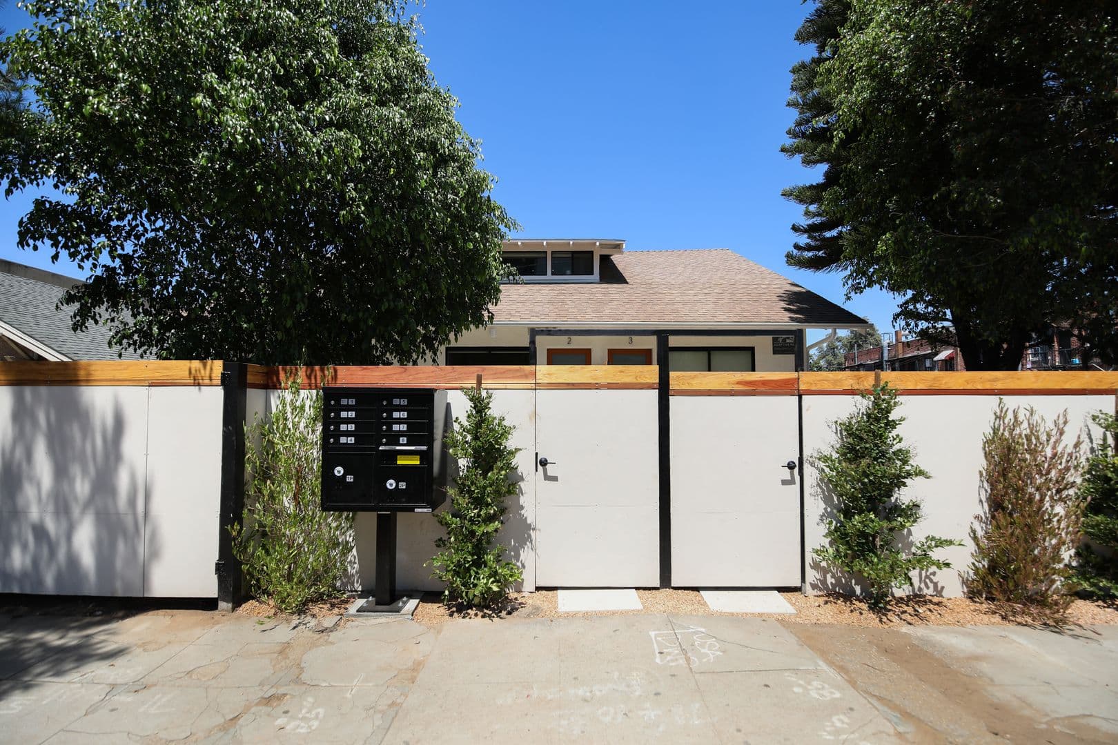 LOS ANGELES Apartment: 1033 N CORONADO ST.