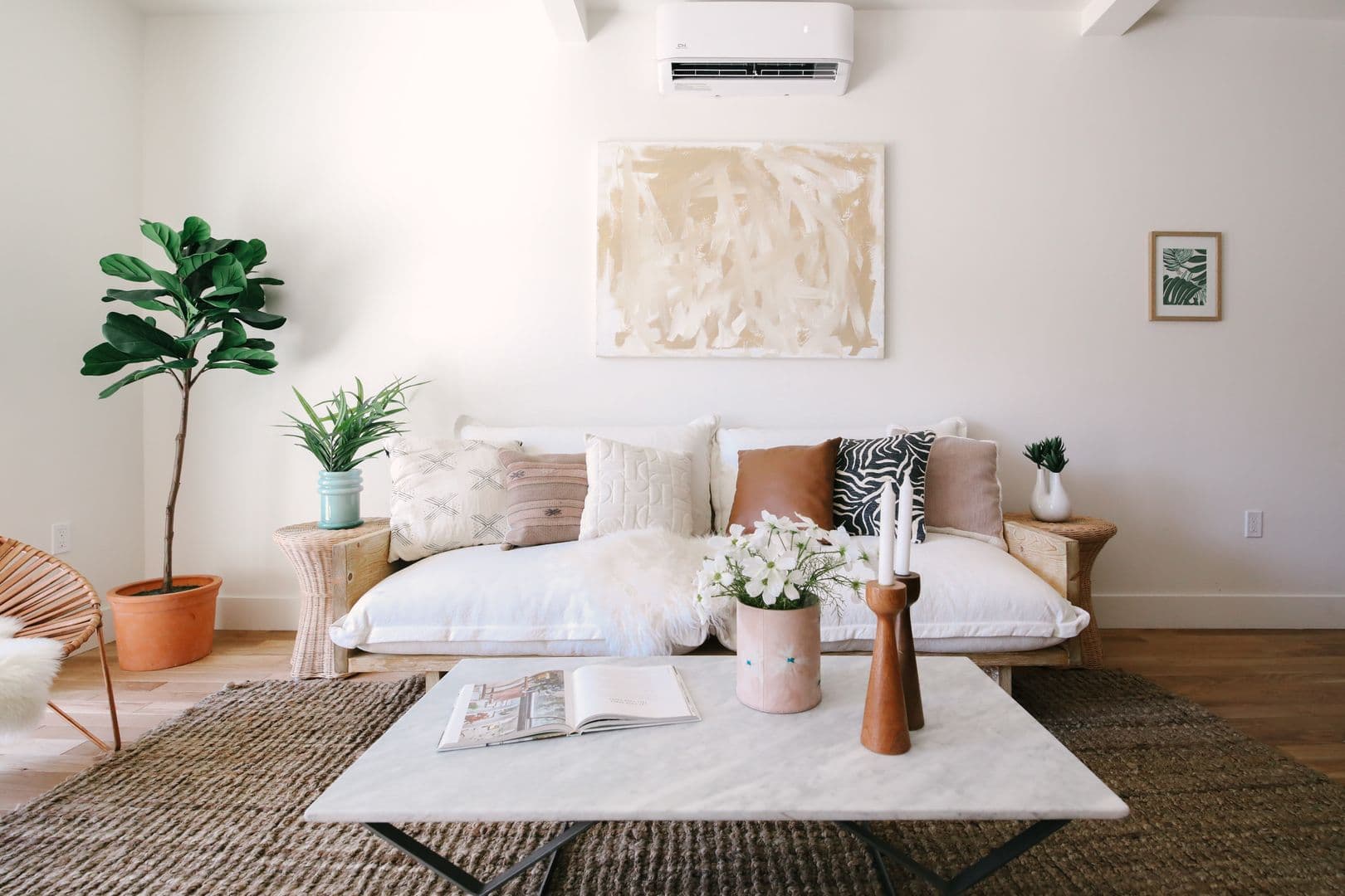 LOS ANGELES Apartment: 1033 N CORONADO ST.