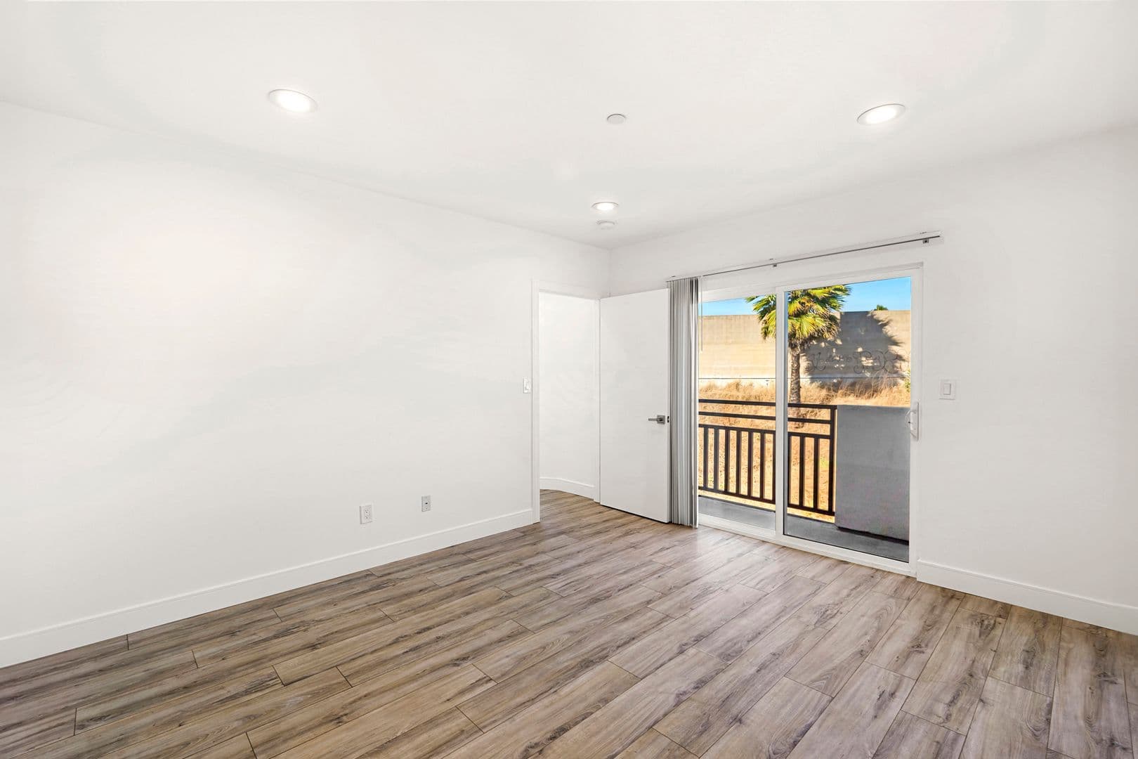 LOS ANGELES Apartment: 2414 S WEST VIEW ST