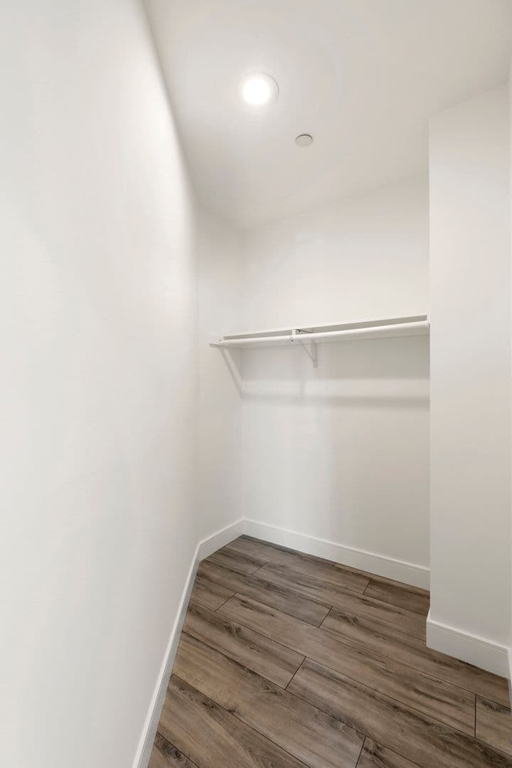 LOS ANGELES Apartment: 2414 S WEST VIEW ST