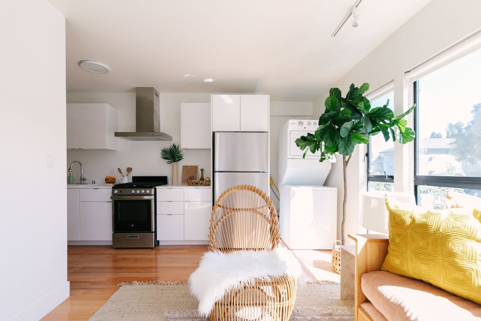 LOS ANGELES Apartment: 513 N HELIOTROPE DR
