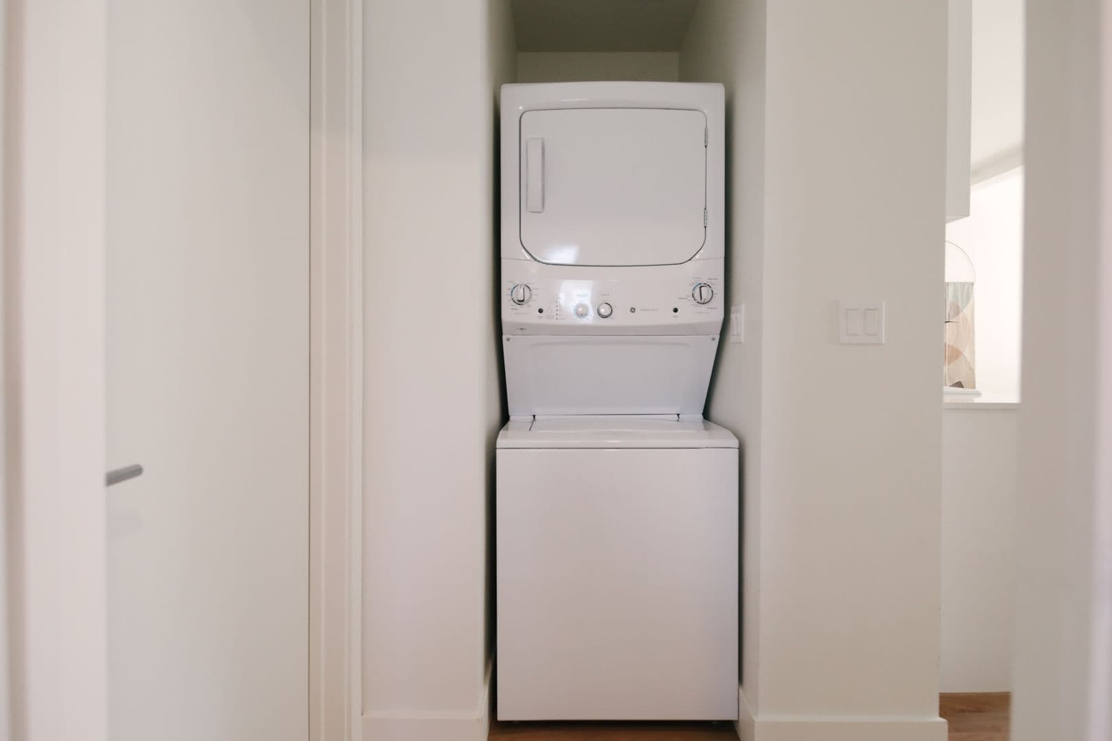 LOS ANGELES Apartment: 1033 N CORONADO ST.