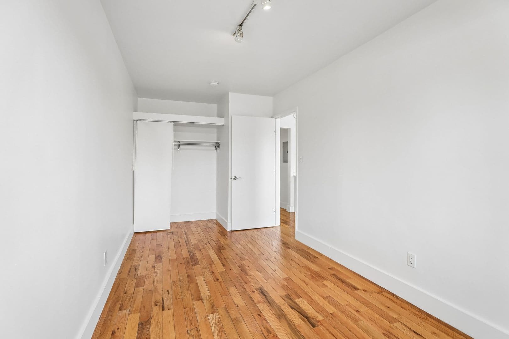 LOS ANGELES Apartment: 832 N. BEAUDRY AVE.