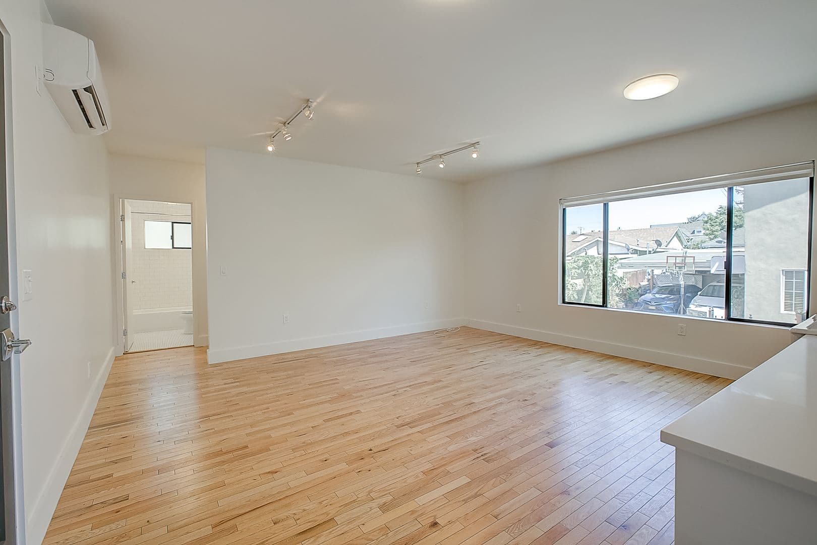 LOS ANGELES Apartment: 306 N. BONNIE BRAE ST.