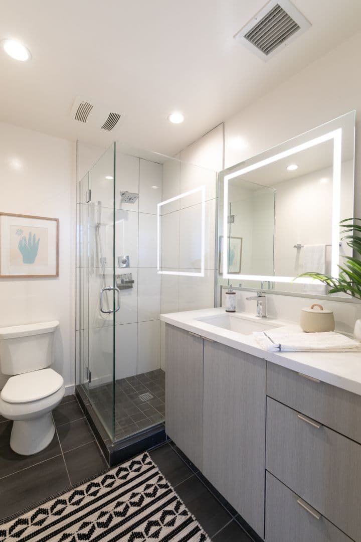 LOS ANGELES Apartment: 753 LILLIAN WAY